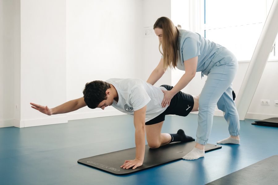 Paciente haciendo ejercicios de recuperación con apoyo de su terapeuta